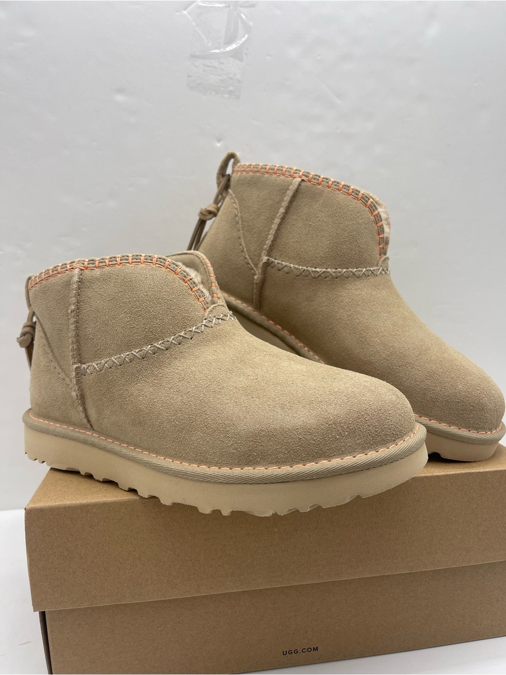 UGG W CLASSIC ULTRA MINI ELARIA
MDSD - Mustard Seed
Ankle Booties Shearling - Picture 4 of 16